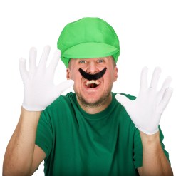 De Groene Loodgieter Kit bevat een groene pet en witte handschoenen. Perfect voor maskerades, themafeesten of ludieke feestoutfits die willen opvallen. 