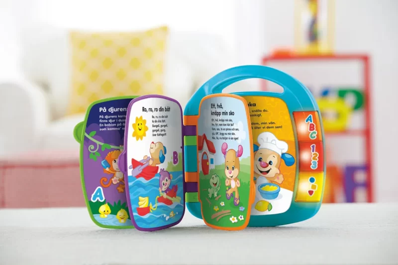 Fisher-Price Laugh & Learn Storybook Rhymes SE – en interaktiv musikbok för barn från 6 månader! Sjung med i 6 sånger, lär bokstäver, siffror, färger och former. Perfekt att ta med överallt!