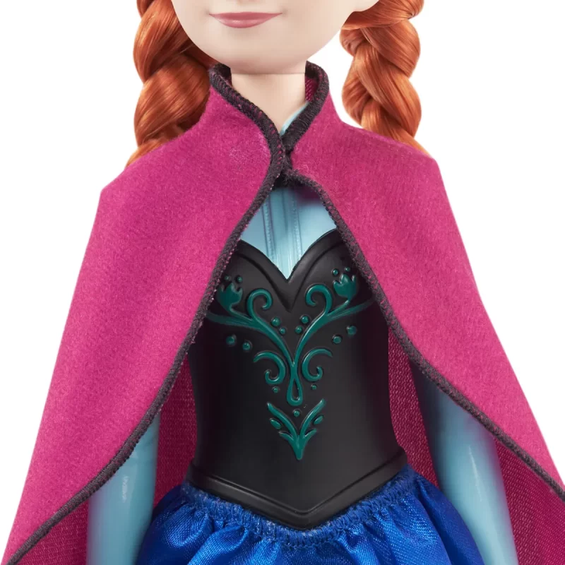 Disney Frozen Core Anna Frozen 1 - Anna-dukke, der kan poseres, i sin ikoniske rejsestil med kappe, nederdel og sko. Perfekt til børn fra 3 år til at genskabe Frozen-eventyr.
