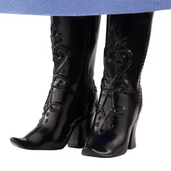 Disney Frozen Core Anna Frozen 1 - Anna-dukke, der kan poseres, i sin ikoniske rejsestil med kappe, nederdel og sko. Perfekt til børn fra 3 år til at genskabe Frozen-eventyr. 