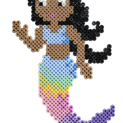 Hama Midi Gift Box Mermaids – ca 4 000 pärlor, 2 stora pärlplattor, Hama Gems, mönster och strykpapper. Skapa fantasifulla motiv från 5 år.