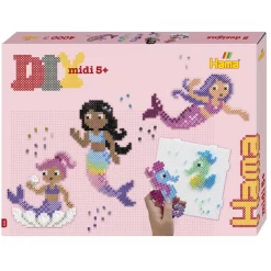 Hama Midi Gift Box Mermaids – ca 4 000 pärlor, 2 stora pärlplattor, Hama Gems, mönster och strykpapper. Skapa fantasifulla motiv från 5 år.