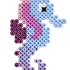 Hama Midi Gift Box Mermaids – ca 4 000 pärlor, 2 stora pärlplattor, Hama Gems, mönster och strykpapper. Skapa fantasifulla motiv från 5 år.