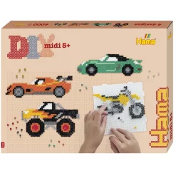 Hama Midi Gift Box Vehicles 4 000 pärlor, pärlplattor, mönster och strykpapper. Skapa fordon och fantasimotiv. Kreativt pyssel från 5 år.