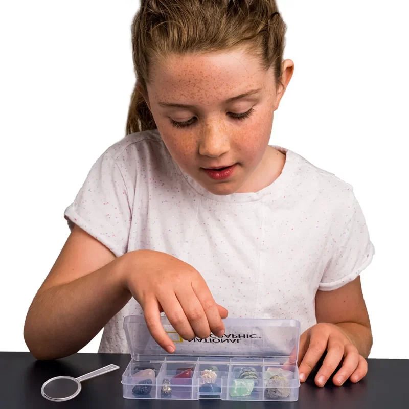National Geographic Rock and Mineral Starter Kit – upptäck 15 mineral- och stenprover med förstoringsglas, displayask och färgguide. Perfekt från 6 år.