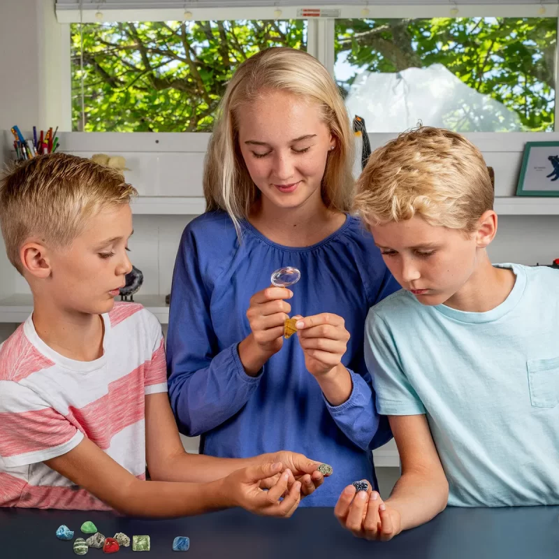 National Geographic Rock and Mineral Starter Kit – upptäck 15 mineral- och stenprover med förstoringsglas, displayask och färgguide. Perfekt från 6 år.