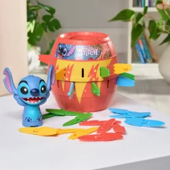 Pop Up Stitch – det roliga familjespelet där Stitch hoppar upp ur tunnan! Snabbt att ställa upp, enkelt att spela och perfekt för 2–4 spelare från 4 år.