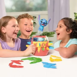 Pop Up Stitch – det roliga familjespelet där Stitch hoppar upp ur tunnan! Snabbt att ställa upp, enkelt att spela och perfekt för 2–4 spelare från 4 år.