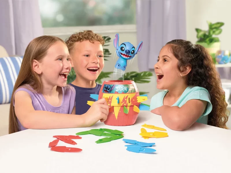 Pop Up Stitch – det roliga familjespelet där Stitch hoppar upp ur tunnan! Snabbt att ställa upp, enkelt att spela och perfekt för 2–4 spelare från 4 år.