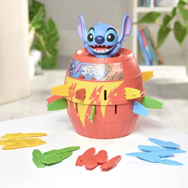 Pop Up Stitch – det roliga familjespelet där Stitch hoppar upp ur tunnan! Snabbt att ställa upp, enkelt att spela och perfekt för 2–4 spelare från 4 år.