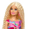 Barbie Fashionista Doll 90s Hair met lang blond golvend haar, kleurrijke kleding en roze schoenen. Een iconische pop uit de jaren 90 die inspireert tot spel en stijl.