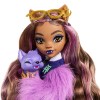 Monster High Clawdeen Wolf Puppe mit lila Haaren, Wolfsdetails & trendigem Outfit. Eine ikonische Puppe zum Spielen und für Sammler. 