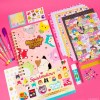 Skab magiske minder med Squishmallows Journaling Set! Indeholder over 75 dele til journaling, crafting og scrapbooking.  Fra 6 år gammel.