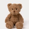 Teddy Sture Brown - klassisk bamse med blød pels, briller og broderet næse. Perfekt gave til barnedåb, fødselsdag eller som hyggelig indretningsdetalje. 