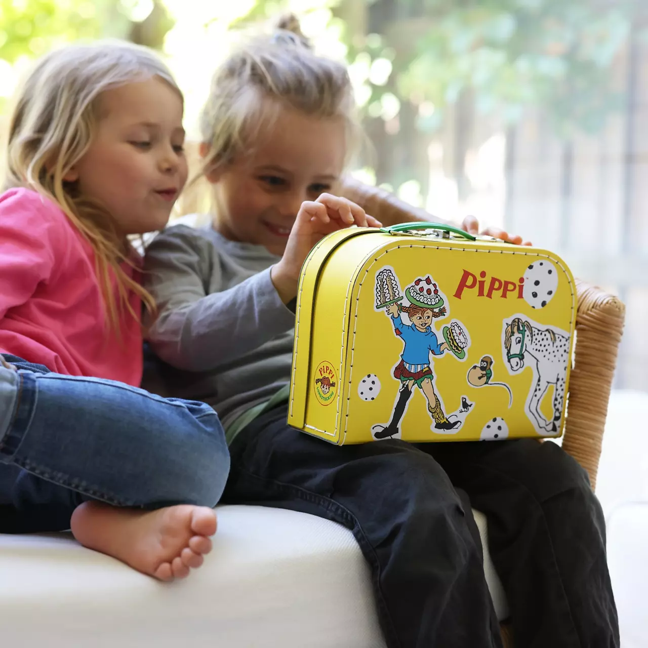 Pippi Pappväska Gul 25 cm – Lekfull barnväska med klassiska Pippi-illustrationer. Perfekt för lek, utflykter och små barns skatter!