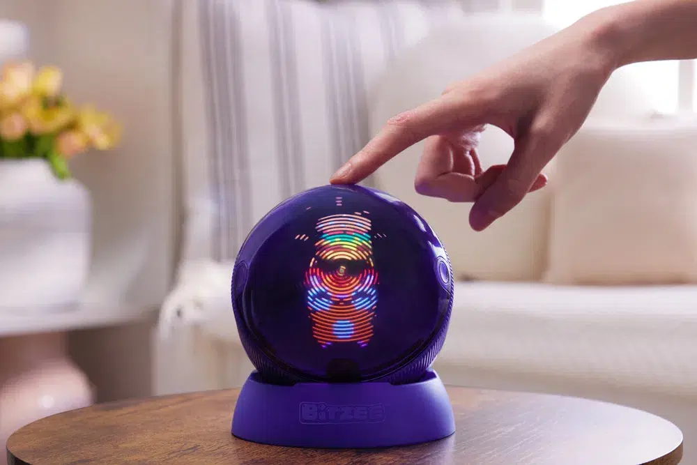 Bitzee Interactive Hamsterball – interaktiv digital hamster som reagerar på beröring och rörelse. Mata, lek och utveckla din Bitzee från baby till Super Bitzee. Perfekt present från 5 år.