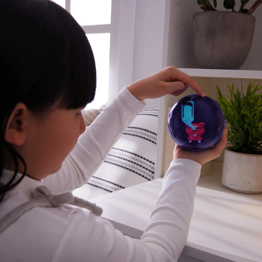 Bitzee Interactive Hamsterball – interaktiv digital hamster som reagerar på beröring och rörelse. Mata, lek och utveckla din Bitzee från baby till Super Bitzee. Perfekt present från 5 år.