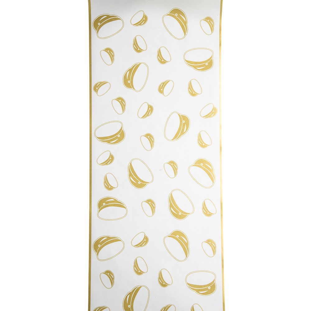 Bordslöpare Student 5 m – vit pappersduk med guldfärgade studentmössor. Perfekt för att dekorera buffébord, långbord eller dessertbord på studentfesten och skapa en elegant dukning.