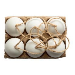 Dekorationsägg 6-pack med snöre, mått 6x4 cm. Vita ägg i PS-plast, perfekta att måla, dekorera och hänga upp i påskriset. CE-märkta.