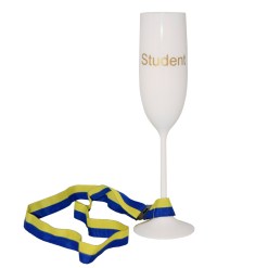 Champagneglas Student med Band – festligt plastglas med guldfärgad text och blågult band att hänga runt halsen. Perfekt för skålar och minnesvärda studentfiranden.