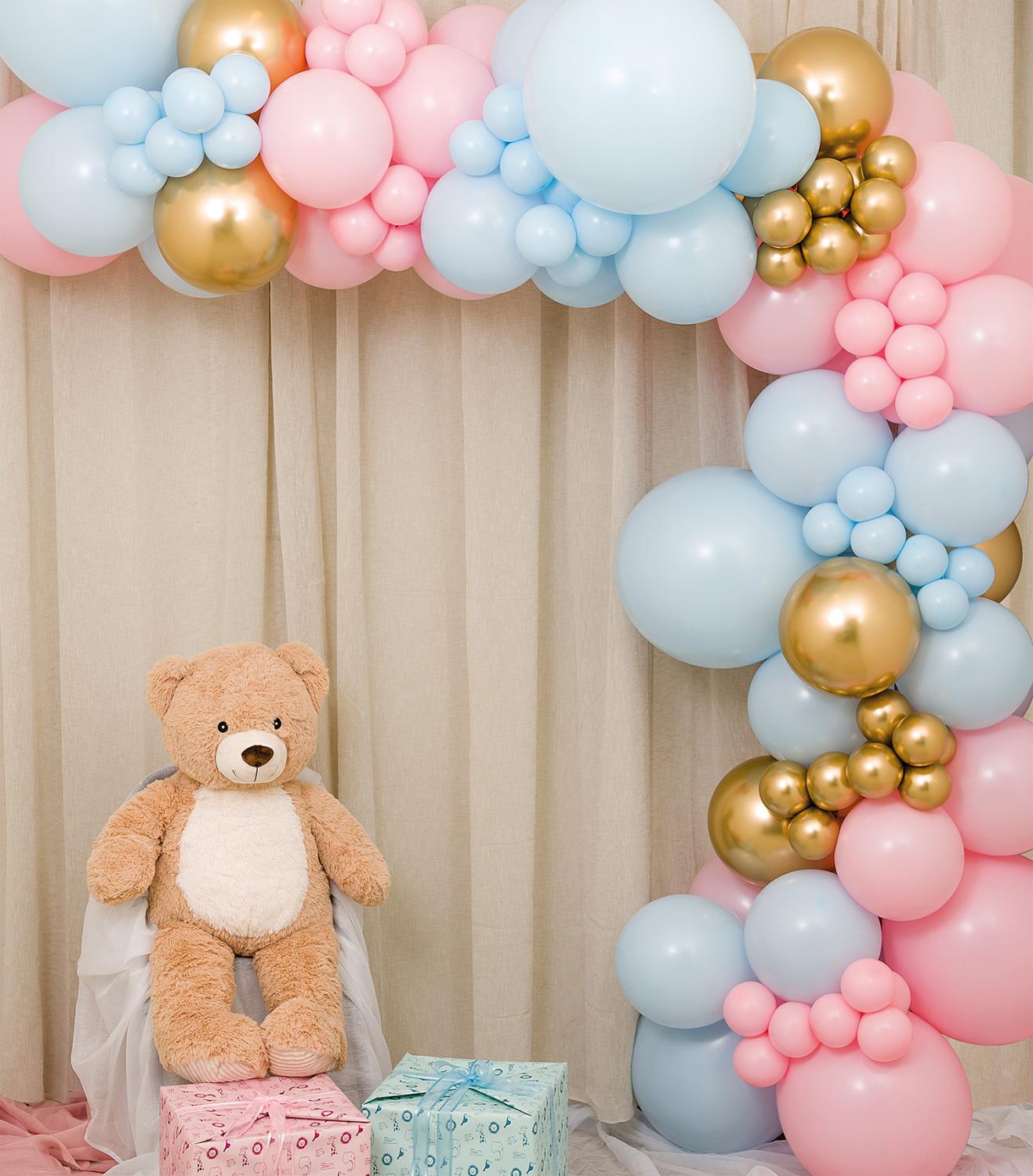 Ballongbåge Gender Reveal DIY-kit med rosa, blå och guldfärgade ballonger. Komplett set med steg-för-steg instruktioner, fylls med luft och skapar en festlig centerpiece för baby shower eller könsavslöjande fest.