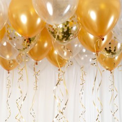 Takballonger Cheers Kit med 30 latexballonger i guld och konfetti, 60 m snöre och Glue Dots. Fyll med helium eller luft för en spektakulär takdekoration till nyår och fester.