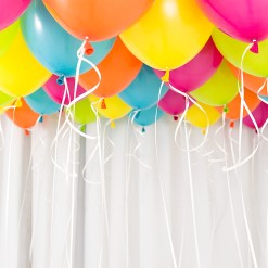 Takballonger Hawaii Kit med 30 färgglada latexballonger, 60 m snöre och Glue Dots. Perfekt för hawaiifest, sommarfest och färgstarka takdekorationer. Fyll med luft eller helium.