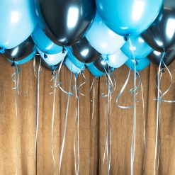 Takballonger Ocean Kit med 30 blå latexballonger, ballongsnöre och limprickar. Fyll med luft eller helium för en färgstark och festlig takdekoration.