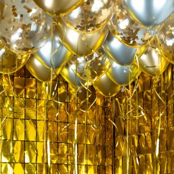 Takballonger Glamour Kit med 30 latexballonger, ballongsnöre och limprickar. Fyll med luft eller helium för en elegant, festlig och glittrande takdekoration.