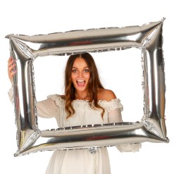 Folieballong Selfieram Silver – stor silverfärgad ballongram perfekt för selfies och festbilder. Fylls med luft och har självförslutande ventil. Perfekt till studentfirande och kalas!